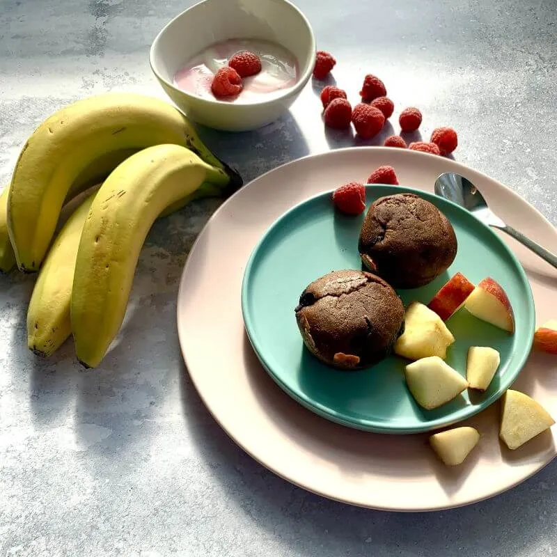 Maczfit - test cateringu - Bananowo-kakaowe babeczki z borówkami, jogurtem i jabłkiem