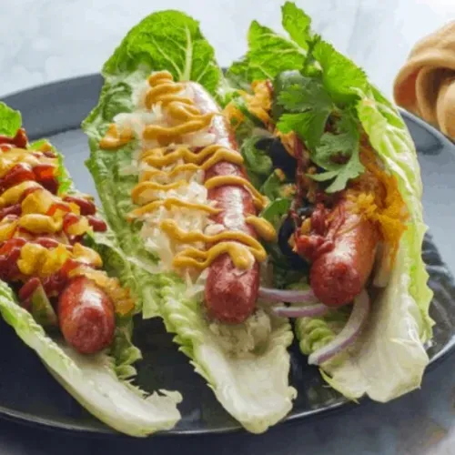 Hot dogi w wersji keto na sałacie rzymskiej.