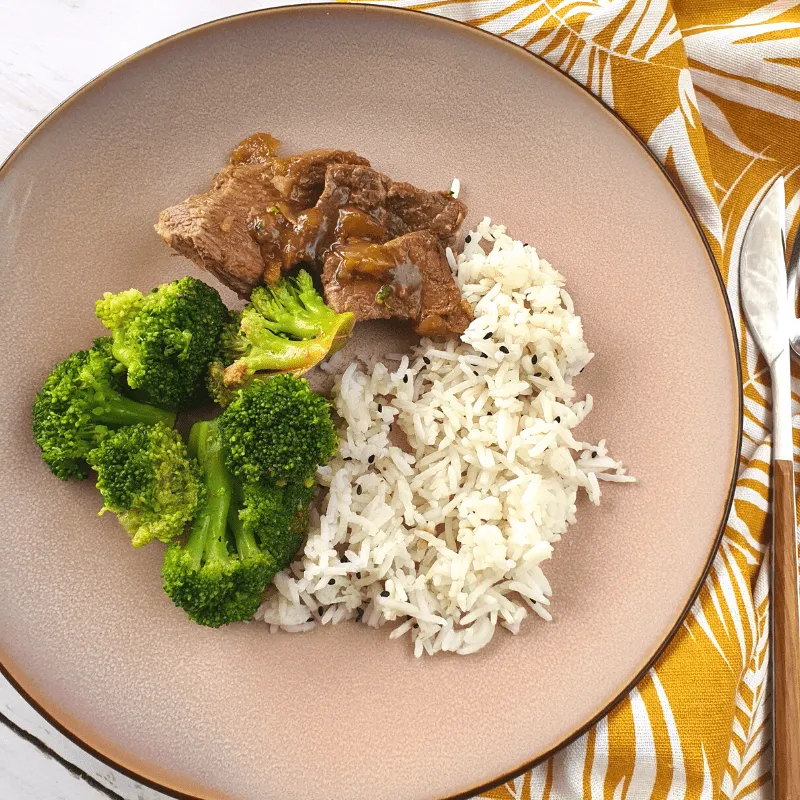 wołowina z ryżem i brokułem
