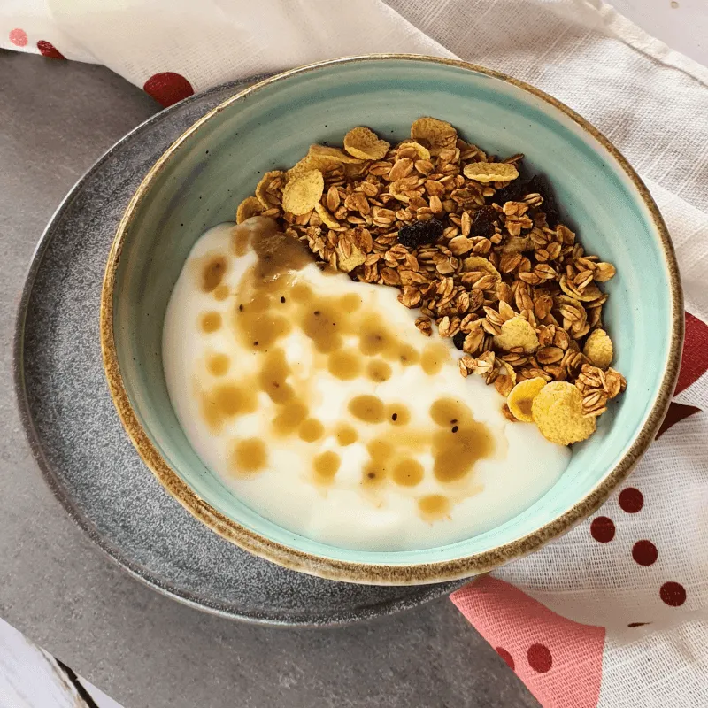 Easy Fit Looker - Granola owsiana z musem kiwi i jogurtem naturalnym