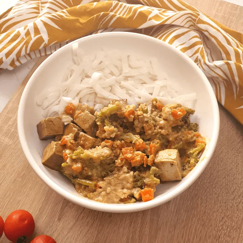 Republika Smakoszy - Makaron ryżowy z wędzonym tofu i warzywami w sosie orzechowym