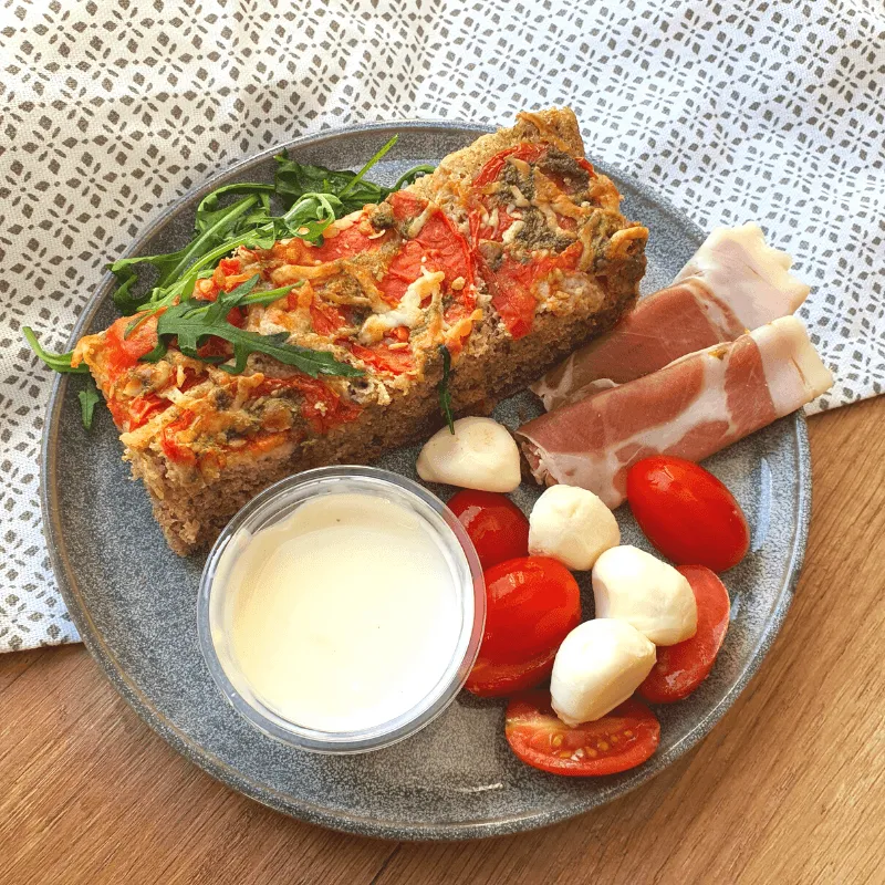 DobreGO dnia - Włoskie śniadanie z pełnoziarnistą focaccią, prosciutto, mini mozzarellą, sosem czosnkowym i rukolą