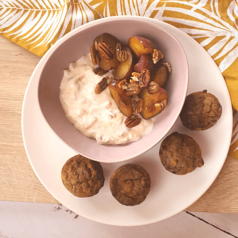 LightDiet - Muffinki cynamonowo – bananowe, morelowy jogurt sojowy z cząstkami śliwki i orzechami pekan