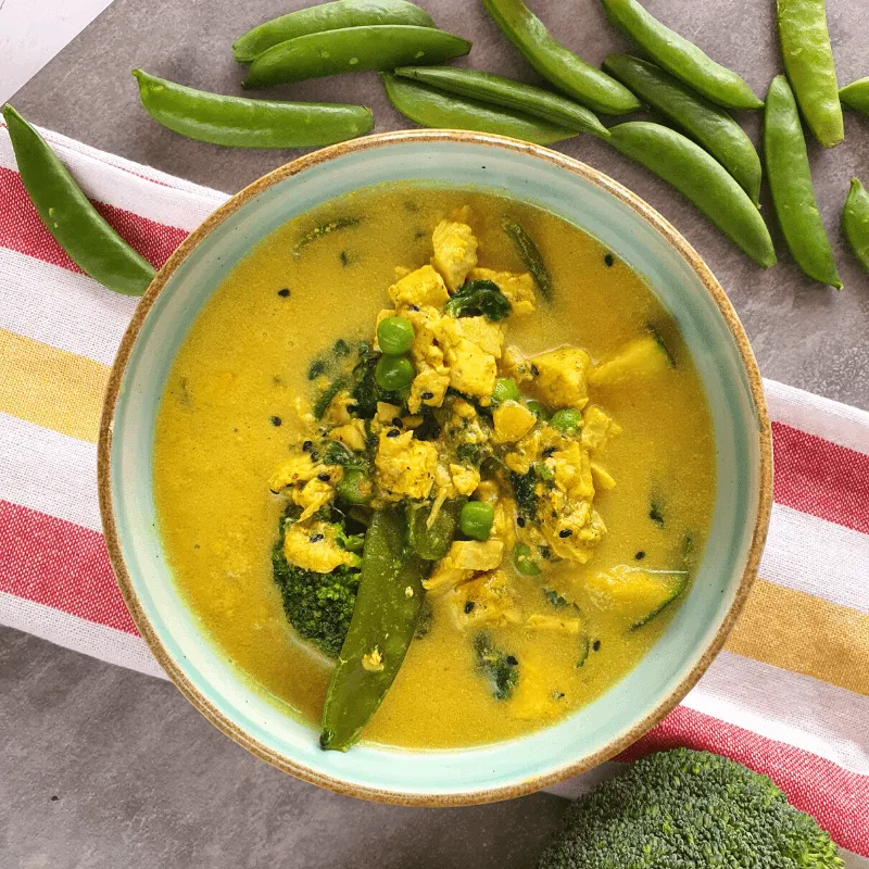 Zupa curry z zielonymi warzywami i kurczakiem