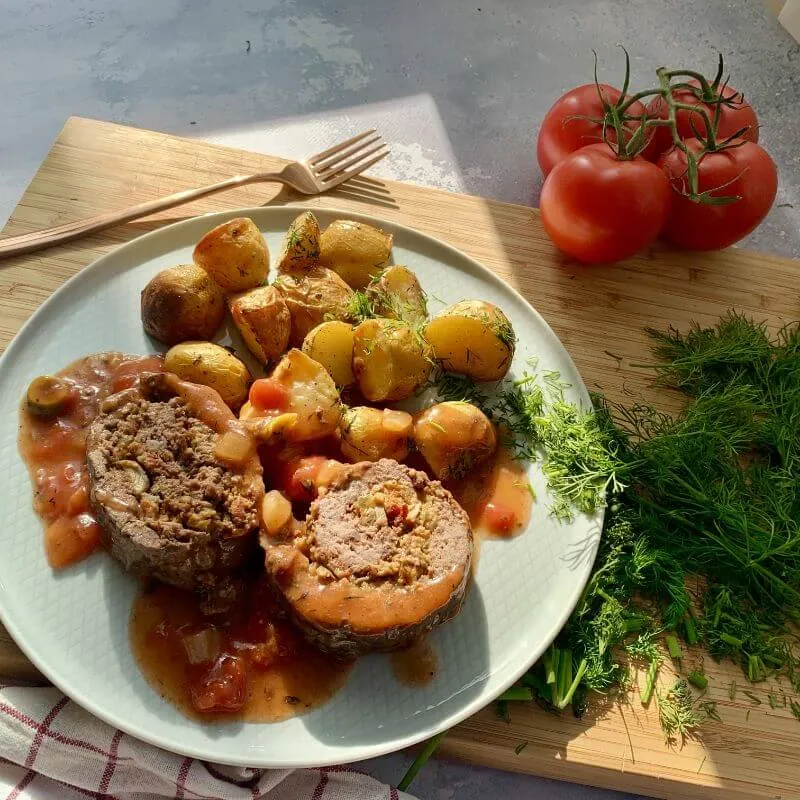 Maczfit - test cateringu - Wołowa rolada z suszonymi pomidorami i pieczonymi ziemniakami