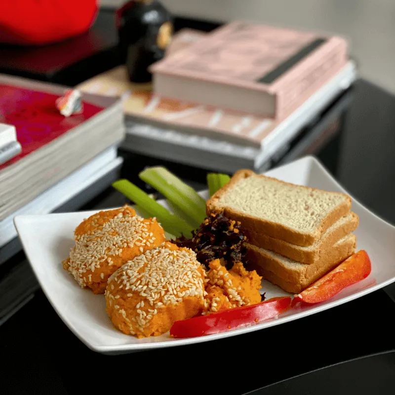 Zdrowy Smak - test cateringu - Pasta z pieczonych marchewek i pieczywem i świeżymi warzywami